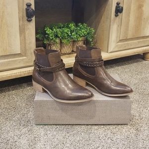 Brown ankle boots/booties